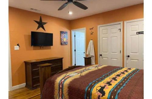 StockYards!-1 block away ! Cowboy Cottage sleeps 9 - Foto 38
