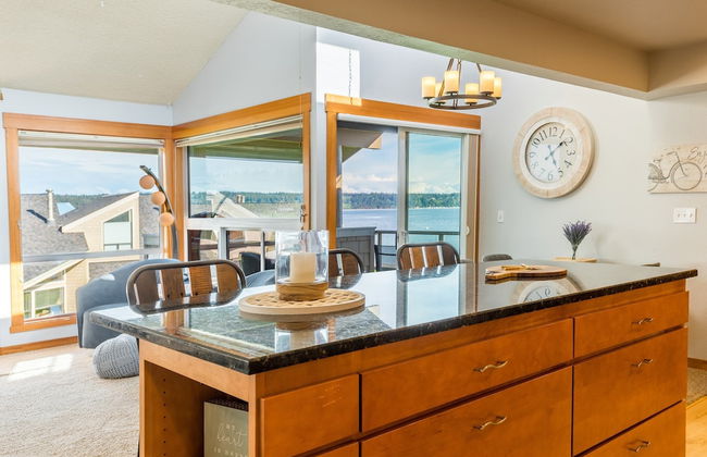 Coastal Chic Beach Condo by Avantstay Balcony - Photo 27