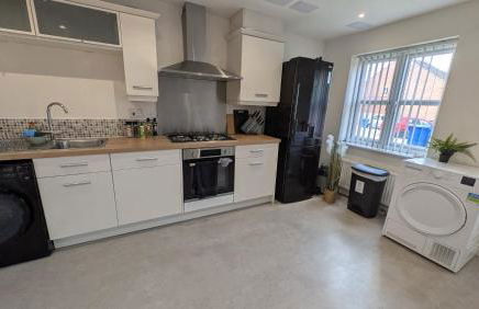 Large Modern House with Private Parking - Foto 34