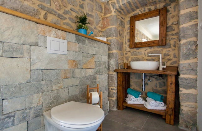 Gorgeous Villa With Private Swimming Pool and Covered Terrace - Photo 11