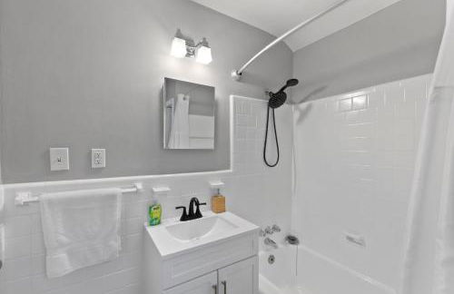 Stately 5BR Historic Retreat - CozySuites - Foto 31