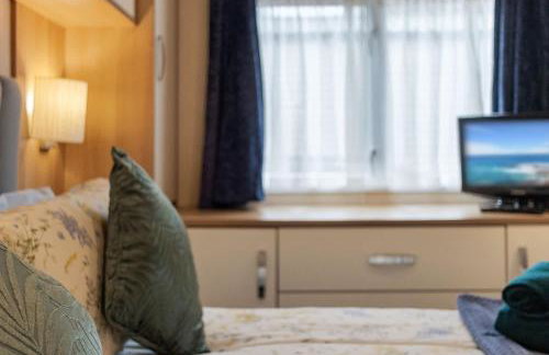 Lake View Holiday Home - Fishing Lakes, Heated Outdoor Swimming Pool 500yrds on Sister Park , Pool Open April to September - Foto 26