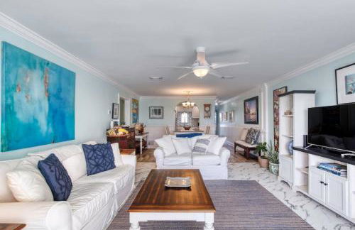 Oceanfront Elysium with a pool - Photo 19