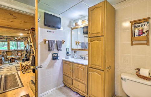 Secluded and Quiet Pocono Mountain Cabin with Hot Tub! - Foto 19