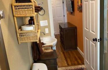 StockYards!-1 block away ! Cowboy Cottage sleeps 9 - Foto 9