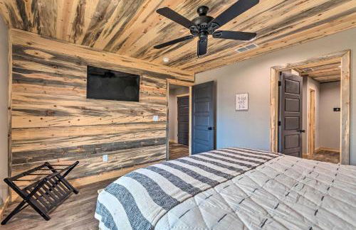 Upscale Riverfront Home with Beach and Fire Pit! - Foto 18