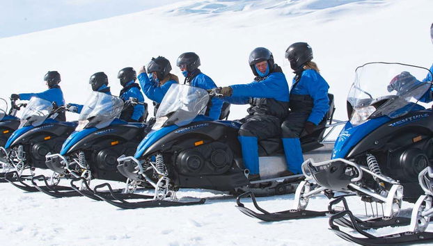 Groupe de touristes durant la balade en motoneige