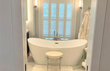 The J Luxury Villa - Southampton Poolside Retreat with Sauna - Foto 8