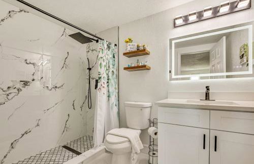 Canal Front Oasis w Heated Pool Close to the Beach - Foto 25