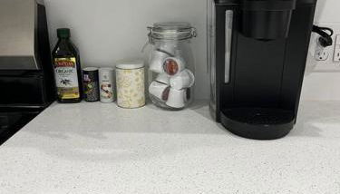 Adorable 2 bedroom with free street parking - Photo 5