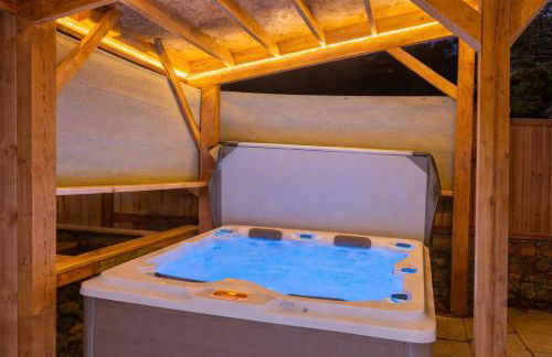 Knotty Shack- Unique Tiny Log Cabin with Hot Tub - Foto 22