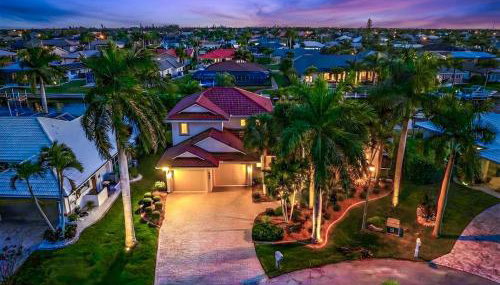 Villa Hibiscus-Waterfront-Free Heated Pool-Dock-Bikes-Other Amenities - Photo 4
