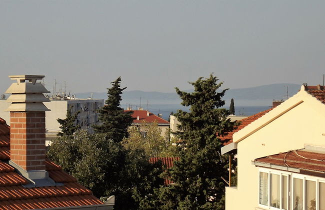 Cozy Apartment 16 With Double bed Sleeper Couch - Photo 27