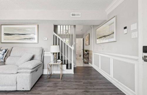 Fly In Style! Charming Townhome 6 Mins from RIC! - Foto 21