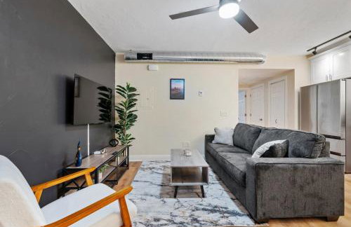 Upscale King Bed Suite ADA with Free Parking - Foto 1