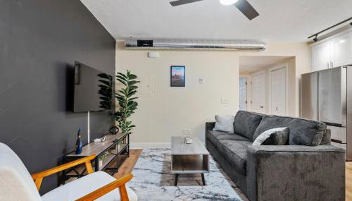 Upscale King Bed Suite ADA with Free Parking - Foto 1