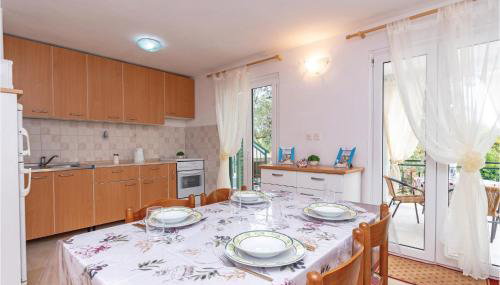 2 Bedroom Lovely Apartment In Osobljava - Foto 3