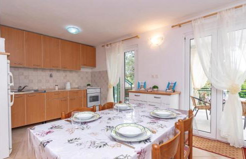 2 Bedroom Lovely Apartment In Osobljava - Foto 3