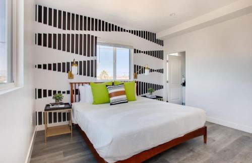 Luxury Townhome with Gated Parking and Private Balcony - Photo 11