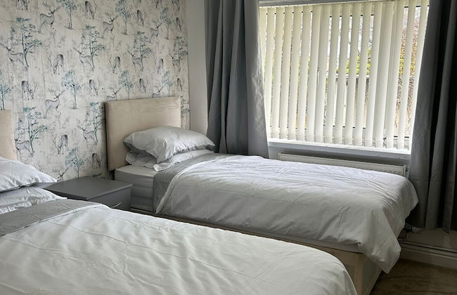 Crynallt Road Apartment - Neath - Photo 3