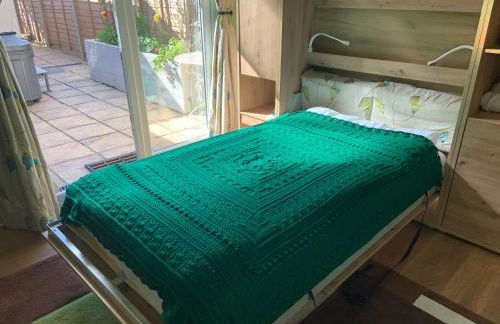 Seaside Studio Retreat w Hot Tub April - October - Photo 13