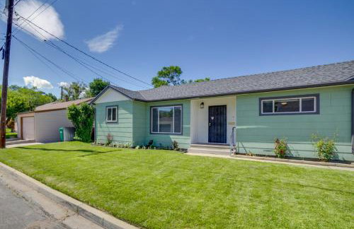 Relax Fireside! Tahoe Area Home 28 Mi to Slopes - Foto 3