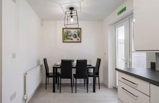 Charming 3 Bed Home in Stepps, Glasgow - Garden & Patio - Foto 28