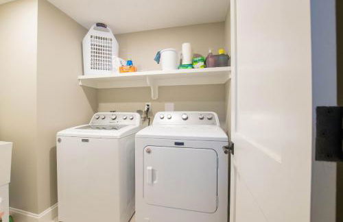 Gorgeous Architectural Home w Water Views - Foto 29