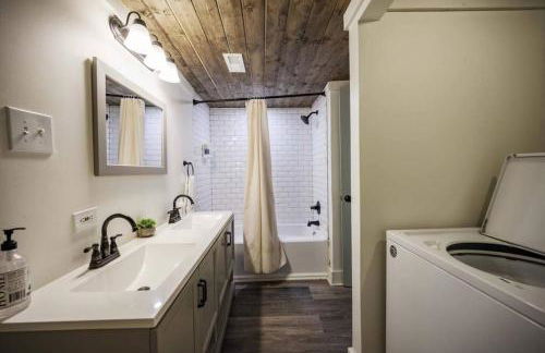 3 Bed 2 Bath Renovated Home Near The Lake - Foto 20