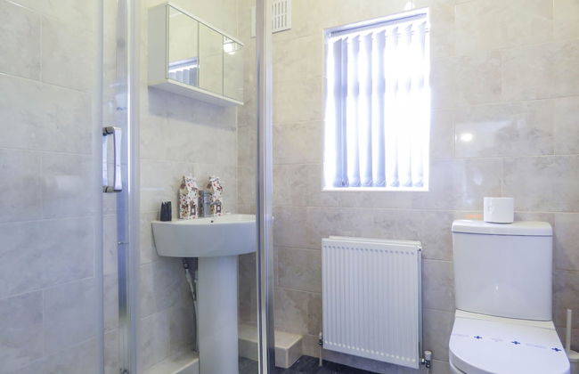 Tudors eSuites 4 Bedroom House with Garden & 9 Beds - Foto 31