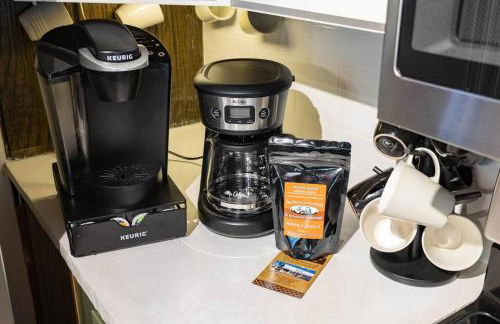 Charming Log Cabin in Tall Pines with Fire Pit Near Trails & Lake - Foto 12