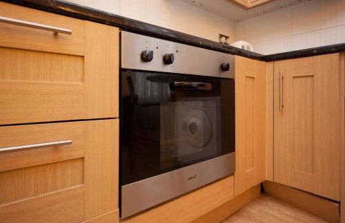 "Snooze Central" - City Centre Apartments above Victoria Centre Shopping Centre with full Kitchen in Milton Street - up to 4 Beds - most Central Location next to the Hilton Hotel - Outdoor Parking for Cars or Vans five pounds a day - Sunday 1pm Check-Out - Photo 28