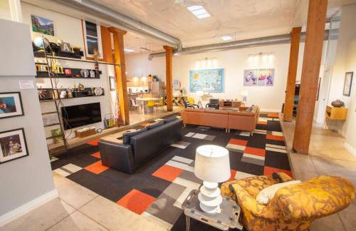 Trendy Modern Loft in Rino Art District - Photo 15