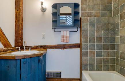 Historic Barn Retreat w Pool Pond Views Longview Pond Lodge by AvantStay - Foto 33