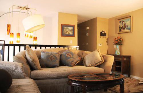 Bright 3 bedroom home with full kitchen, fenced backyard, sports court and free parking - Foto 3