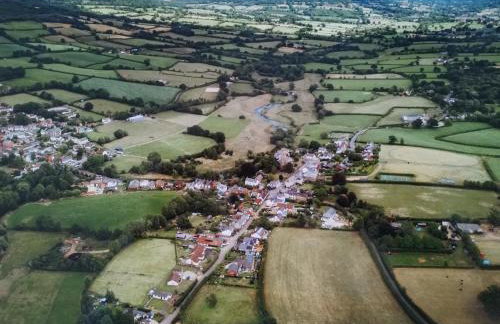 Spacious and sunny accommodation with Underfloor heating throughout - Photo 2
