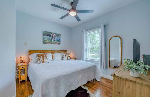 Bandera Bungalow - River, Downtown, Peaceful fenced corner lot! King bed! - Foto 4