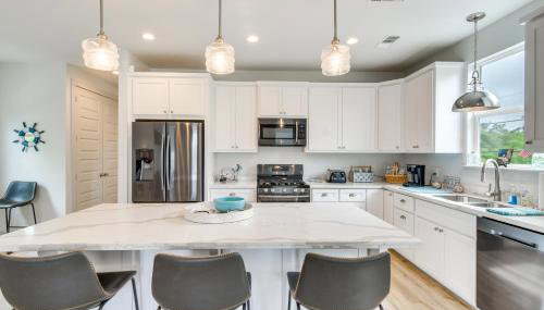 Modern Waveland Home with Deck - Walk to the Beach! - Foto 4