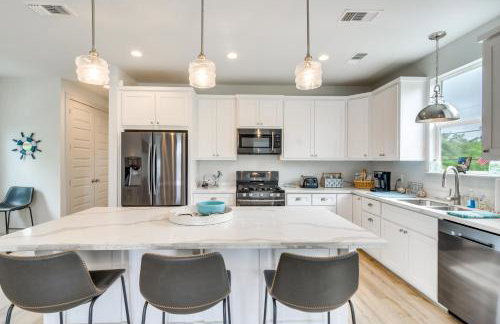 Modern Waveland Home with Deck - Walk to the Beach! - Foto 4