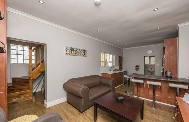 Contemporary 4 Bedroom Home - Photo 14