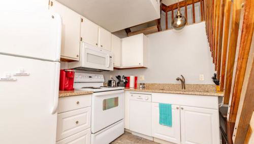 Mt Adams 1BR Great Location Steps from Monastery - Photo 5