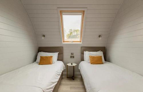 Blackbird Lodge - 2 bed with aircon, hottub, AC, accessible, stunning views - Photo 15