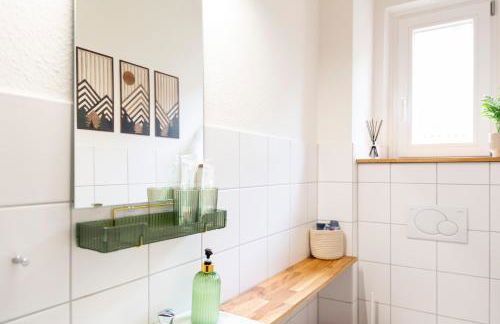 Charaktervolle 122qm Altbau-Ferienwohnung mit Stuck, viel Platz für Familien & Gruppen bis zu 8 Personen, Parkplatz inklusive - Photo 14