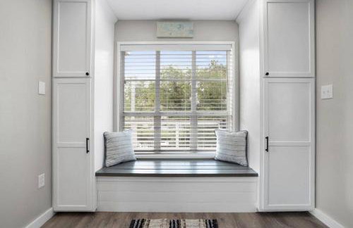 Waterfront Home Game Room Ping Pong Outdoor Bar Area - Foto 6