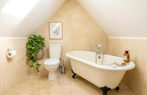 Bamburgh - Sleeps 8 - 3 Bedrooms 2 Bathrooms - Secure Garden - Dogs Stay For Free - Stunning Beach Walks and Views - Log Fire - Outdoor Seating and Eating - Off Street Parking - Quiet Rural Location - Fast Wifi - Foto 17