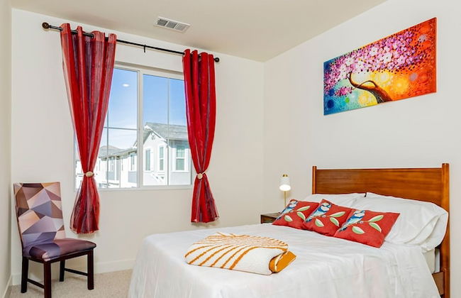 Luxurious Ontario Townhouse Ideal Family Retreat - Photo 2