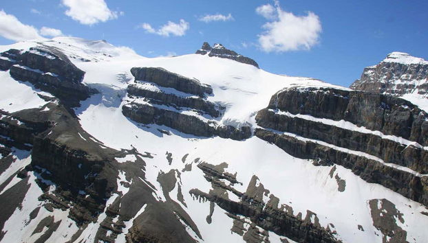 Contemplando altas montañas nevadas