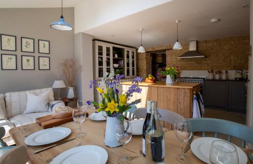 Gleneda Cottage - a renovated, traditional Cotswold cottage full of charm with fireplace and garden - Photo 1