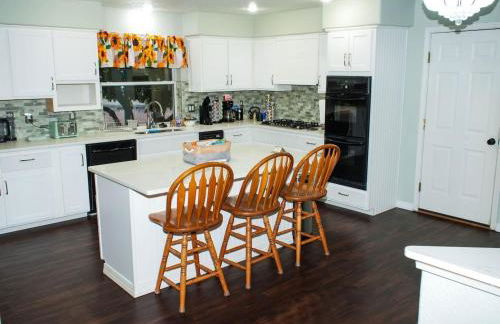 Spacious Family Home with Pool, Hot Tub, Fast Wifi - Foto 5