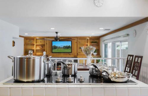 Charming Villa with Backyard Oasis Close to Beach - Foto 20